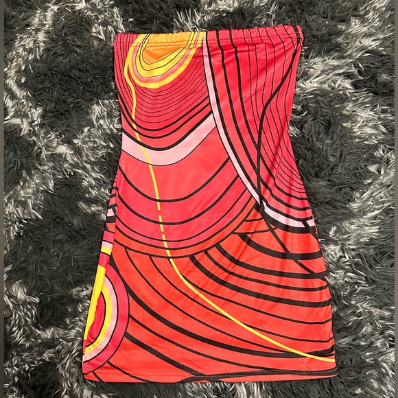 Red Printed Tube Bodycon Mini Dress - Picture 2 of 2